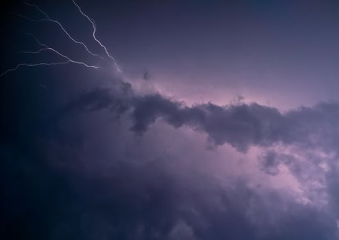 Storm in Viral: code geel, schade en verkeer