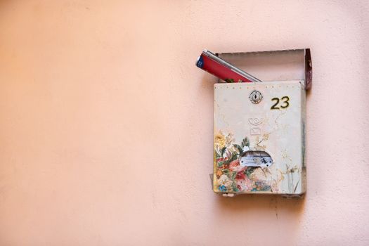 Brievenbus Viral bij een straat in het centrum met zichtbaar bordje voor lichtingstijden