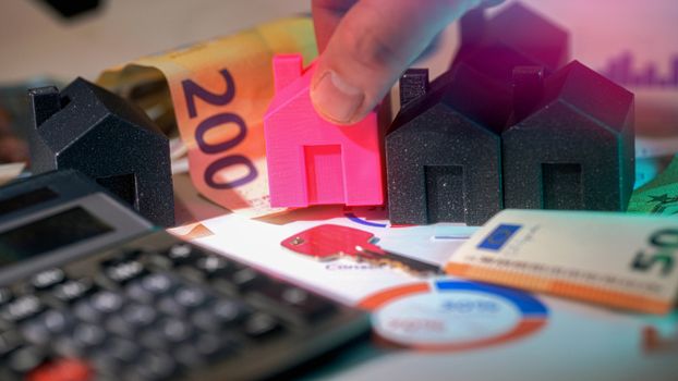 Grafiek met ontwikkeling van hypotheekrentes in 2026 en een stel dat maandlasten berekent voor een woning