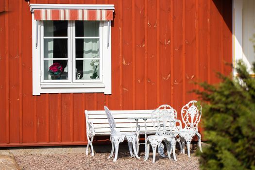 Moderne JYSK tuinmeubelen in een kleine tuin met loungeset, tafel en sfeervolle pergola