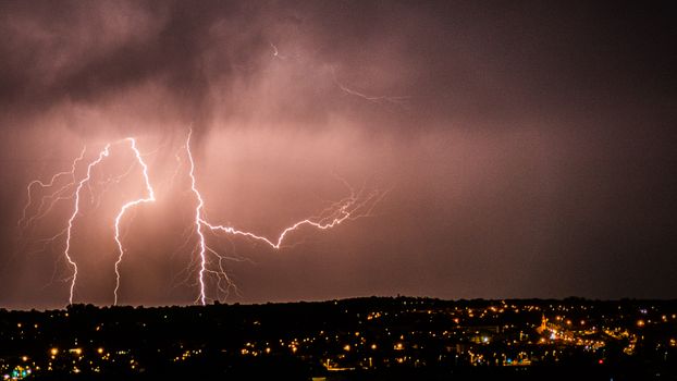 Onweer in Viral: live updates, verkeer en veiligheid