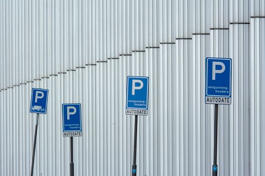 Straatbeeld in het centrum met auto's en borden voor parkeervergunning Viral