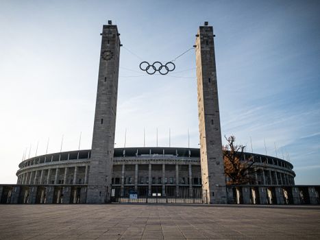 Programma olympische spelen 2026 op tv-scherm met schaatsers en shorttrackers tijdens de Winterspelen