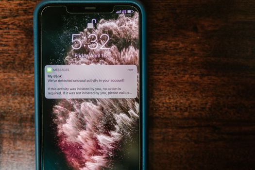 112 meldingen beek vandaag op smartphone met politie- en ambulancesirene in het centrum van Beek