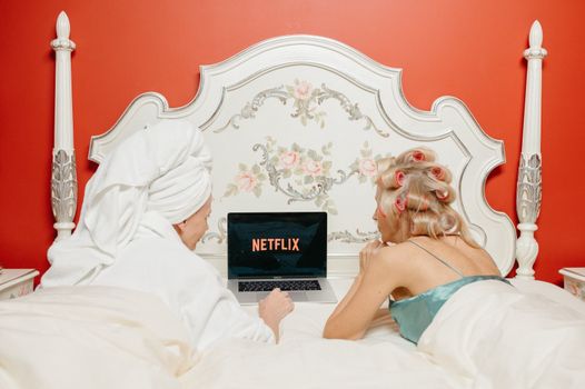 Overzicht van de beste series op Netflix per genre in 2026 met drama, thriller, sci-fi en reality