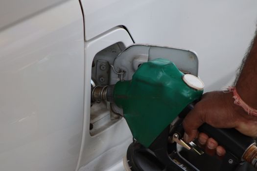 Prijsbord bij tankstation in Viral met brandstofprijzen voor benzine en diesel