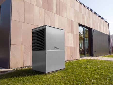 Binnenopstelling van een hybride warmtepomp zonder buitenunit in een moderne technische ruimte