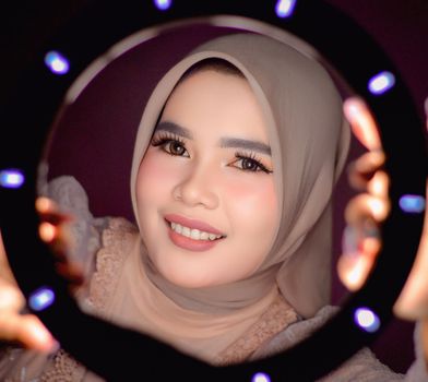Portret van Nurlaila Karim met theaterachtige belichting voor een profielartikel over haar carrière en virale online aandacht