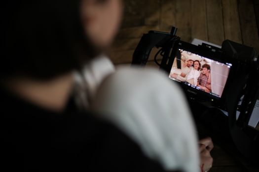 Sfeervolle bioscoopafbeelding geïnspireerd op de Reminders of Him film met romantisch drama en virale buzz