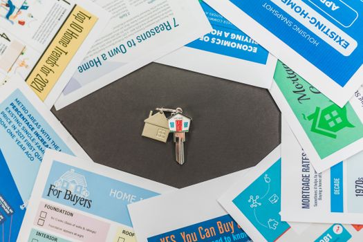 Stel aan de keukentafel dat samen een budget maakt voor huur, boodschappen en vaste lasten bij samenwonen