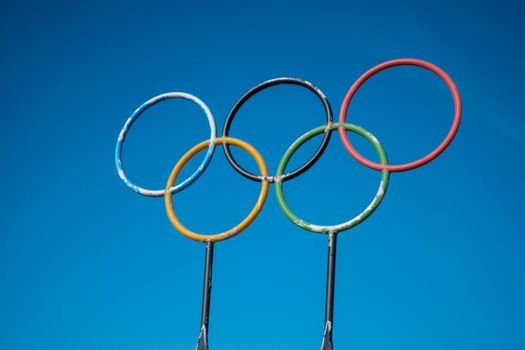 Telefoon met schema olympische spelen vandaag en sportuitzending op tv op de achtergrond