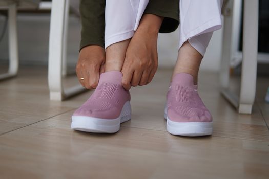 Vrouw en man in alledaagse outfits met trendy sneakers voor 2026 in retro, suède en minimalistische stijlen