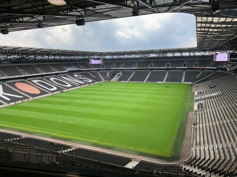 Scorebord in stadion met voetbal vandaag en aftraptijden van Eredivisie- en Europese wedstrijden