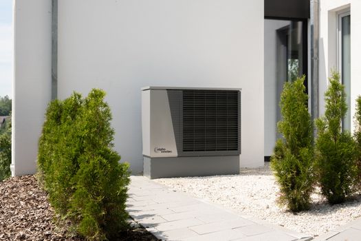 Huiseigenaar bekijkt offerte en subsidiepapieren voor een hybride warmtepomp in 2026