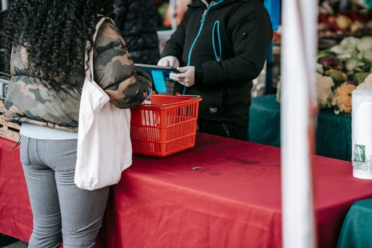 Kramen op de weekmarkt Viral in het centrum met groente, kaas en winkelend publiek