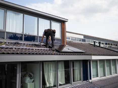 Zonnepanelen met stekker op een balkon van een appartement in Nederland