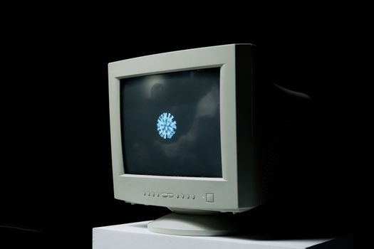Donkere promotieafbeelding van de serie Een van ons met mysterieuze sfeer