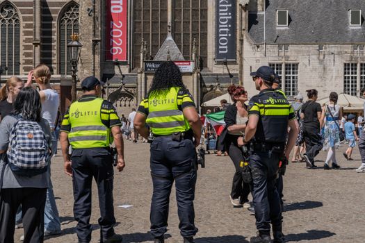 Overzicht van Nederlandse festivals in 2026 met grote menigte, podium en zomerse festivalsfeer