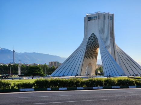 Iran nieuws op scherm met kaart van het Midden-Oosten en live updates over sancties en diplomatie