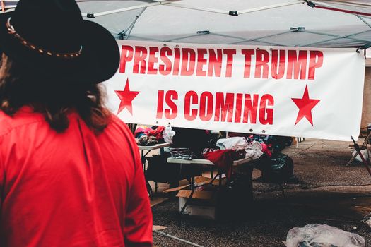 Laatste nieuws Trump op scherm met koppen over verkiezingen, Iran en Oekraïne