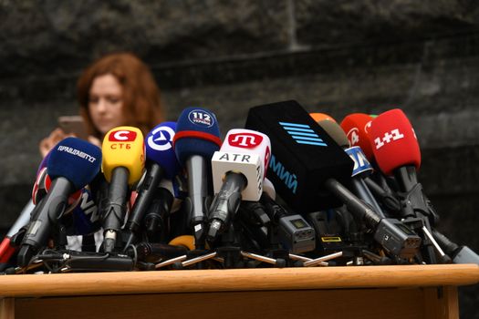 Scherm met oekraïne nieuws en kaart van Oost-Europa tijdens live update