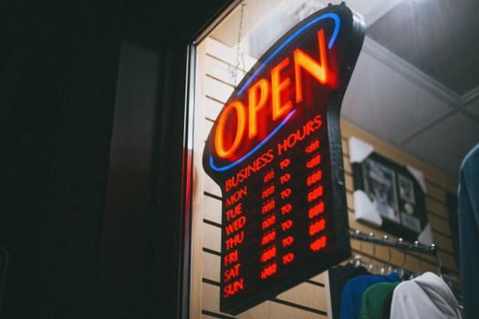 Winkels in het centrum van Viral met informatie over openingstijden feestdagen Viral in de etalages