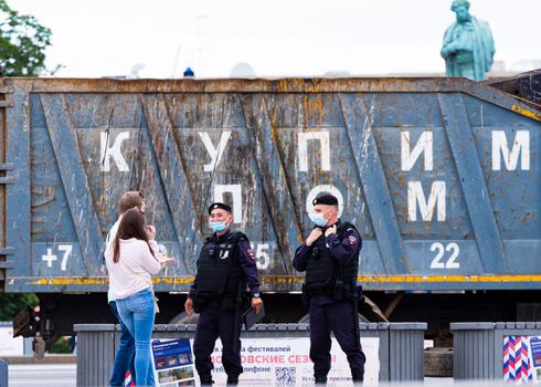 Rusland nieuws op een scherm met kaart van Europa, Poetin-dossier en live updates over internationale spanningen
