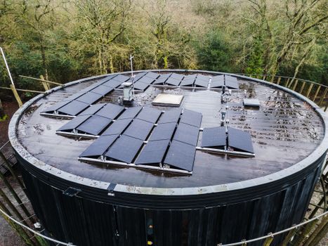 Plat dak met sedumdak en zonnepanelen op een moderne Nederlandse woning