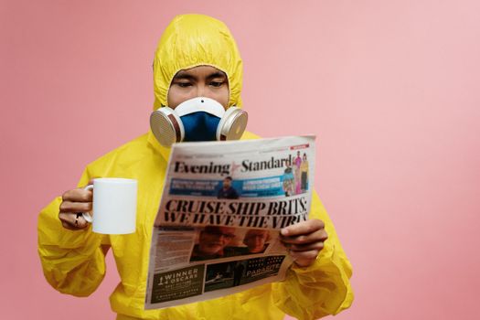 Smartphone met viral nieuws over sport, buitenland en natuurverschijnselen op het scherm
