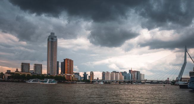 Skyline van Rotterdam met donkere wolken en wind: het weer rotterdam vandaag aan de Maas