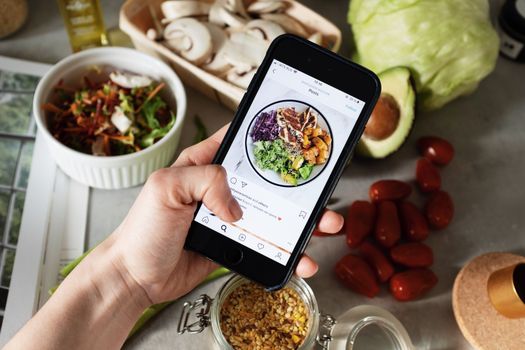 Instagram tips voor bedrijven op een smartphone met contentplanning, Reels en statistieken op bureau