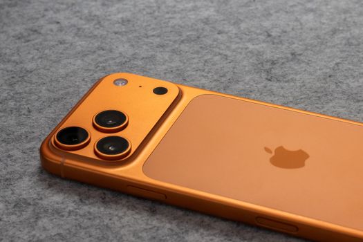 Dunne conceptafbeelding van de iPhone 17 Air naast iPhone 17 en iPhone 17 Pro ter vergelijking