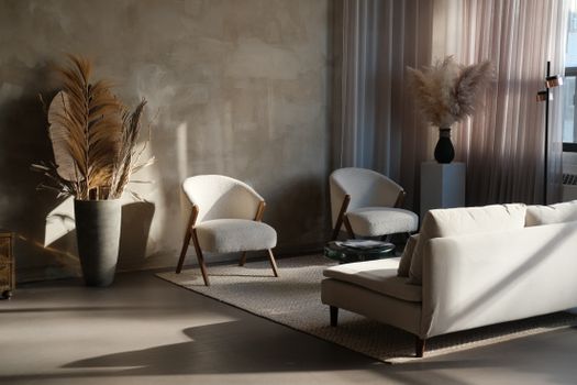 Rustige Japandi woonkamer met houten meubels, beige bank, linnen gordijnen en neutrale decoratie