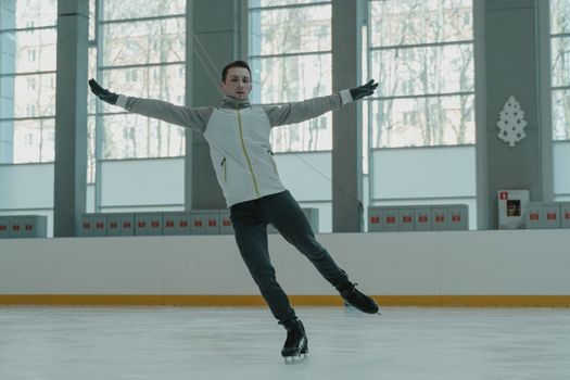 Kunstrijder op olympisch ijs bij kunstschaatsen mannen olympische winterspelen 2026 in een volle arena