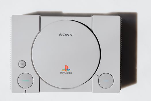 PlayStation 5 met controller en accessoires in moderne woonkamer