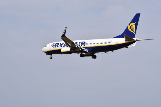 Ryanair-vliegtuig op een Europese luchthaven met reizigers en handbagage bij de gate