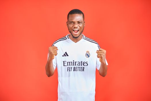 Samuel Onuha in een virale socialmediafeed met clips op TikTok, Instagram en YouTube