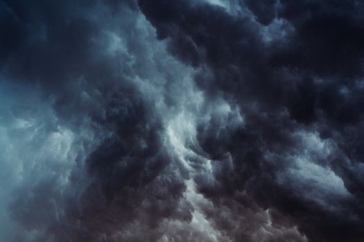Storm Benjamin met donkere wolken, regen en harde wind boven een Nederlands station