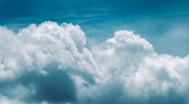 Weerbericht boven Viral met donkere buienlucht, natte straat en verkeer in de ochtendspits