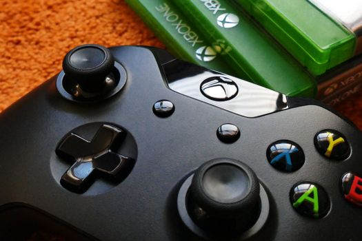 Xbox-console met controller voor een tv-scherm met Game Pass en streamingapps