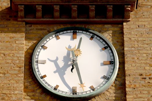 Klok op zomertijd 2026 in een woonkamer in Viral, met wijzers een uur vooruit